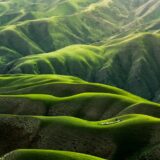 山道を歩く一人旅