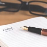 ノートにペンで書く