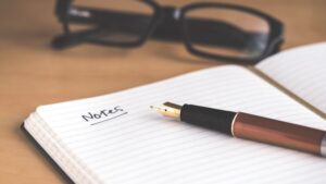 ノートにペンで書く